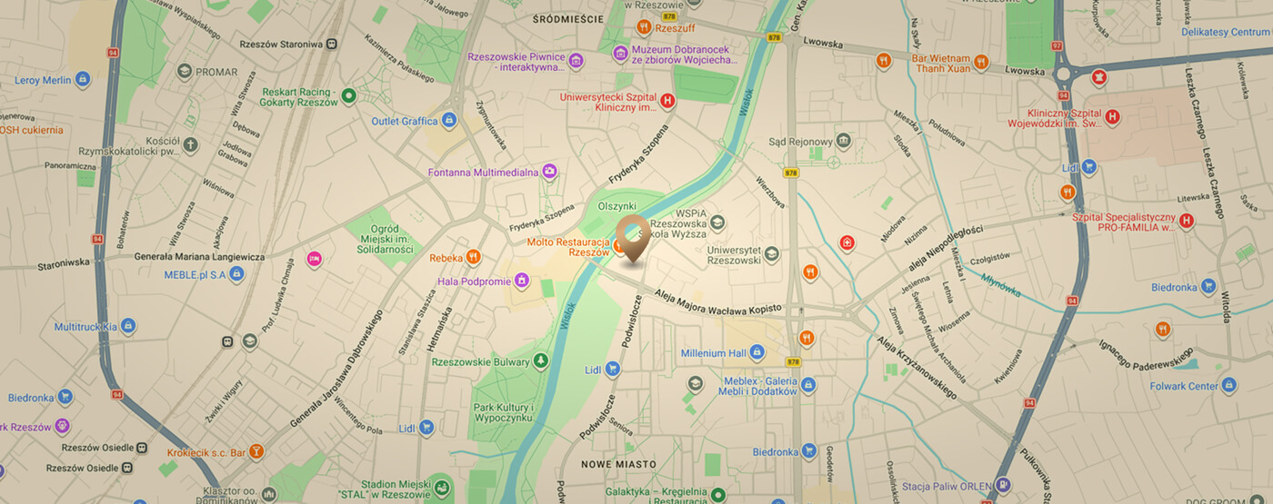 Mapa Rzeszowa z zaznaczoną lokalizacją kompleksu Capital Towers. Beżowy znacznik (pinezka) znajduje się przy ulicy Podwisłocze, w bezpośrednim sąsiedztwie rzeki Wisłok oraz Rzeszowskich Bulwarów. Na mapie widoczne są kluczowe punkty orientacyjne, takie jak WSPiA Rzeszowska Szkoła Wyższa, Uniwersytet Rzeszowski, park Olszynki, Fontanna Multimedialna oraz Aleja Majora Wacława Kopisto.